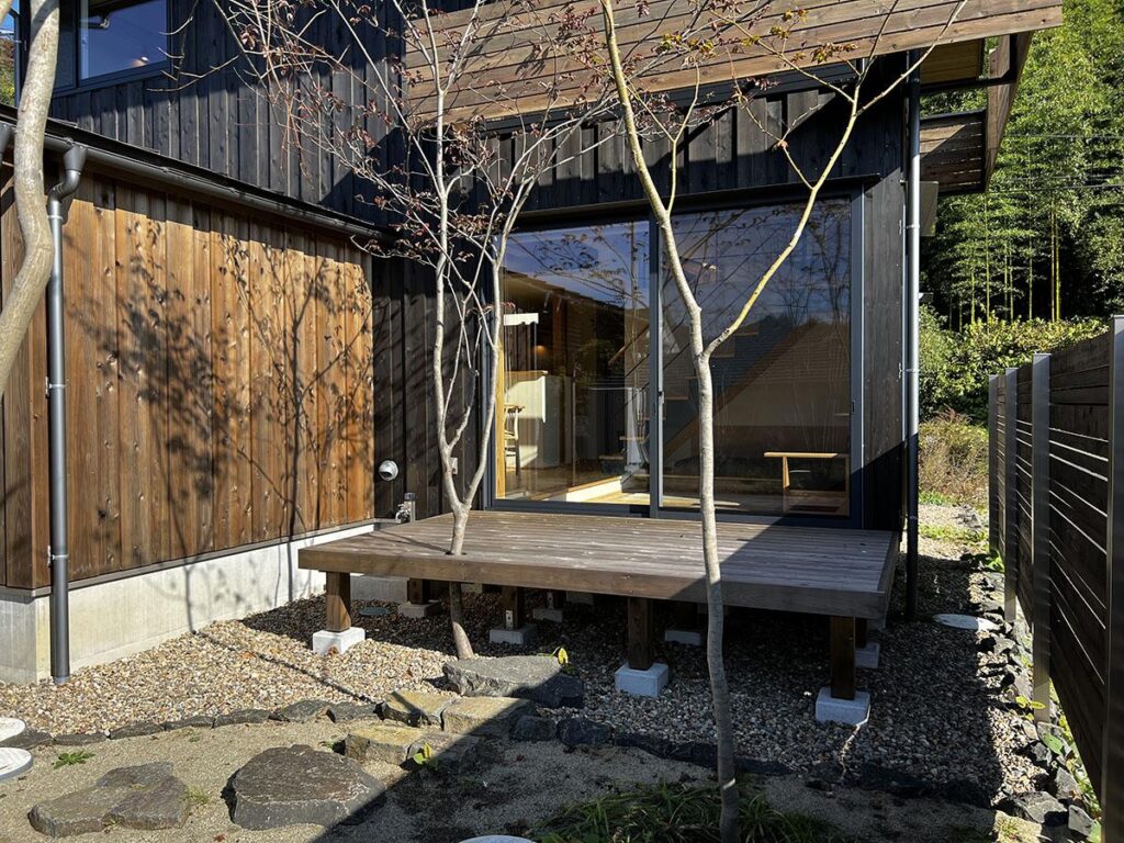 木の家の庭とウッドデッキ