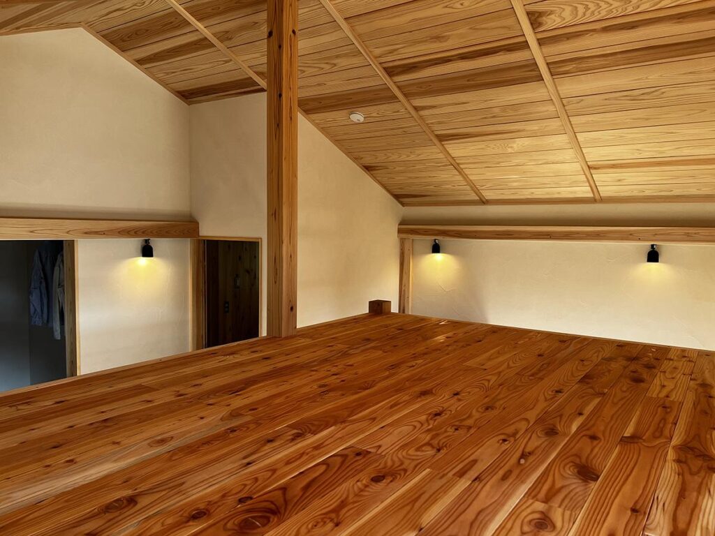 木の天井と床の広い部屋